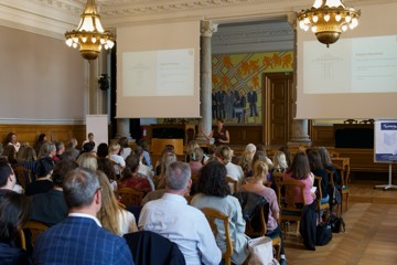 The full chamber seen from the back during a presentation