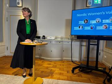 A speaker beside the “Nordic Women’s Voices” slide